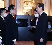 한 총리, 아베 전 일본 총리 국장 참석..기시다 만나 애도 전해