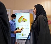 두바이에 등장한 무료 '빵 자판기'..저소득층 외국인 위한 배려