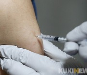 코로나 2가 백신, 효과 있을까? 사전예약 첫날 4만4천여명 예약