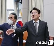 尹대통령 '비속어 논란'에 국회 운영위 25분 만에 파행