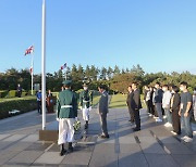 박민식 보훈처장, 신규공무원과 부산 유엔군 전몰장병묘역 참배