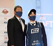 전주 KCC, 1라운드 4순위 송동훈 지명 [포토]