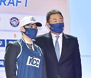 [ST포토] 김승협 '전주KCC 3라운드 4순위 지명'