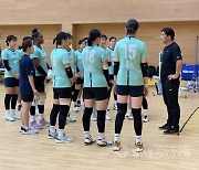 GS칼텍스 일본 전지훈련, 선수들에게 이야기하는 차상현감독.