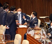 의원들과 대화하는 박홍근 원내대표