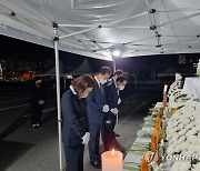 대전 아웃렛 화재 현장 합동분향소 찾아 조문하는 박홍근 원내대표
