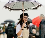 '12세 연상♥' 기은세, 우산 마저도 명품 D사..사업가 아내다운 품격[TEN★]