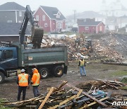 허리케인로 무너진 캐나다 동부 연안..잔해 주우며 피해 복구 총력