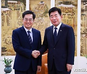김진표 의장, 김동연 만나 "도민들에 많은 기회 주는 도정 펼치길"