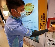 '버튼만 누르면 빵이 공짜'..두바이에 등장한 이색 자판기