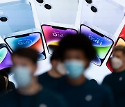 '킹 달러'에 아이폰도 흔들.. "애플, 아이폰14 증산계획 철회"
