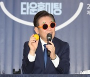 제주 감귤 캐릭터 안경 쓴 이재명 대표