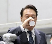 로봇팔 활용해 제작된 커피 마시는 윤석열 대통령