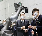 로봇팔을 활용한 커피 제작 과정 관람하는 윤석열 대통령