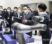 윤석열 대통령, 로봇팔을 활용한 커피 제작 과정 관람