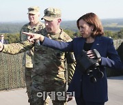 [포토]'북한 바라보는 카멀라 해리스 美 부통령'