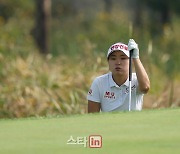 [포토]홍진영 '그린 경사를 정확히 본다'