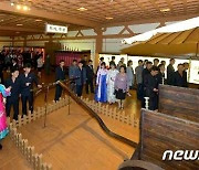 새로 건설된 '락랑박물관' 돌아보는 북한 주민들