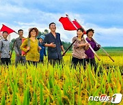 새 농기계 투입한 북한, 농업 생산 독려.."쌀로써 보답에 분발해야"