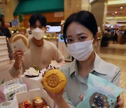 신세계백화점 '도넛·호떡·해물장..유명 먹거리 맛보세요'