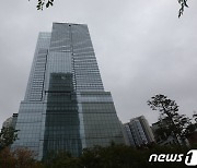 BTS 개별 활동 선언 후 소속사 하이브 시총 14조 증발