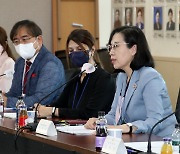 2022  다문화가족 참여회의 주재하는 김현숙 여가부 장관