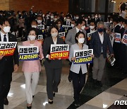 '박진 해임건의안' 거세지는 野 압박..대통령실, 입장 없이 순방 성과 강조