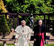 [객석] 거룩함과 유쾌함 사이.. 두 교황의 대화에 스며들다