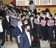 '박진 해임안' 민주당 단독 가결