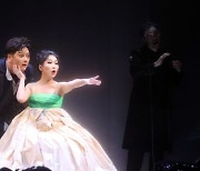한복 드레스 입은 올림피아가 부르는 '인형의 아리아' [오페라 '호프만의 이야기' 개막]