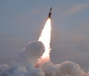 북한, 단거리 탄도미사일 2발 발사.."고도 50km로 350km 비행"