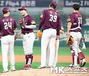 '20안타' 키움 'SSG에 14-9 역전승 거두며 3위 지켰다' [MK포토]