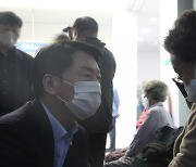 경북 포항에서 태풍 '힌남노' 이재민 만난 안철수