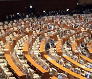 박진 장관 해임건의안 투표하는 민주당 의원들