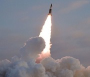 북, 평남에서 탄도미사일 2발 발사..닷새 만에 3번째 탄도미사일
