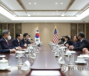 대화하는 윤석열 대통령과 카멀라 해리스 미국 부통령