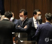 '박진 해임안' 투표 마친 뒤 대화하는 민주당 지도부
