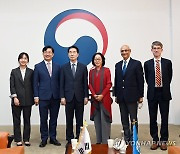 UNDRR 특별대표 만난 김성호 재난안전관리본부장