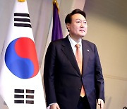 '외교참사' 논란에 윤 대통령 지지율 24%, 다시 최저치