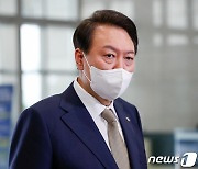 '순방 논란' 尹대통령 지지율 4%p 내린 24%..'부정평가' 65%