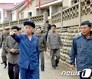 北 김덕훈 내각총리, 경제 '우선순위'에 맞춰 대대적 현장 시찰