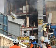 화성 제약회사 공장 화재 진압 중인 소방당국