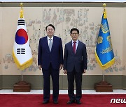 윤 대통령, 김문수 경제사회노동위원장 위촉장 수여식