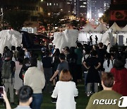서울광장에서 거리예술축제 즐기는 시민들