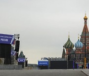 붉은광장 축하무대..지지율 하락 푸틴, '어게인 2014' 통할까