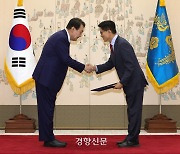 '초당적 협력' 요구한 윤 대통령, '극우' 논란 김문수 경사노위 위원장에 위촉장 수여