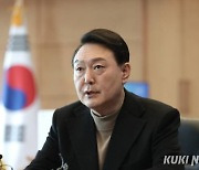 윤석열, '외교논란' 후 지지율 24%로 떨어져..3주 연속 하락세