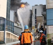 화성 제약공장 화재, 실종된 20대 1명 사망..1층 인근서 발견