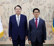尹대통령, 김문수 경제사회노동위원장에 위촉장 수여