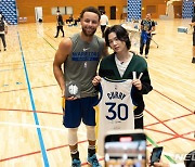 NBA 스타 커리, 일본에서 BTS 슈가 만났다